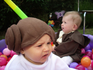 babies dressed as princess leia and obi wan
